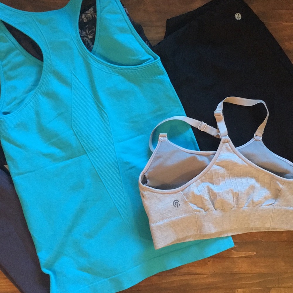 Bundle of workout clothes - Picture 3 of 8